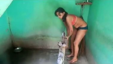 Girl Bathing Without Cloth - Desi Village Girl Full Bathing In Bra Panty N Changing Dress With ...