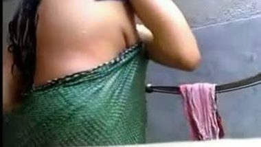 Xxx Babhi Bathing - Indian Outdoor Mms Of Desi Bhabi Caught By Neighbor During Bath ...