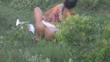 Piss Vedios In Thelugu Villeg - Village Woman Caught Peeing 3 porn indian film