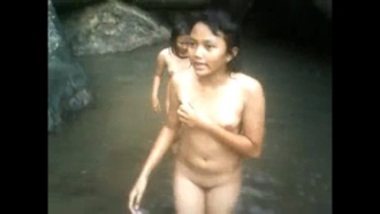 Pond Naked Bath - Nude Desi Girls Having Bath Together porn indian film