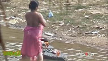 Pond Vdo - Desi Aunty Open Pond Bathing Video indian sex videos at rajwap.me