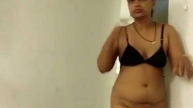 Nri Aunty Removes Towel - Stands Naked On Cam