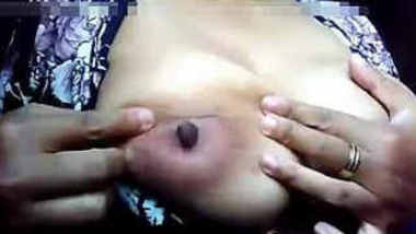 desi bhabhi showing hyge boobs and nipple play
